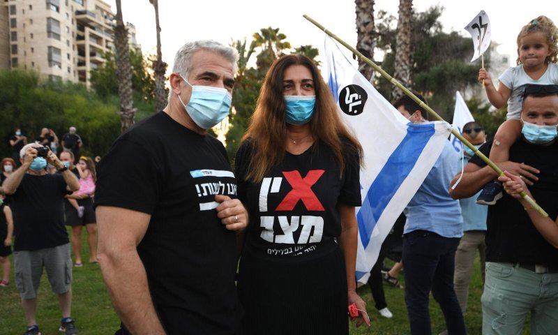 לפיד בהפגנה: "אנשים לא מוכנים שיקחו את התקווה"