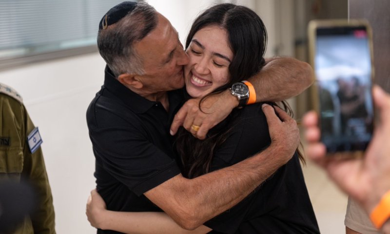 מרגש: החטופים שחולצו נפגשו עם משפחותיהם