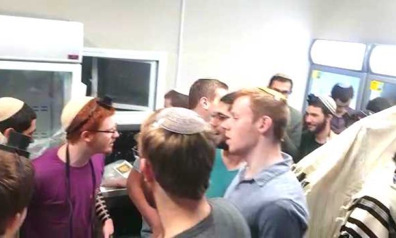 תלמידי ישיבת אורות שאול מרימים את המורל במקלט