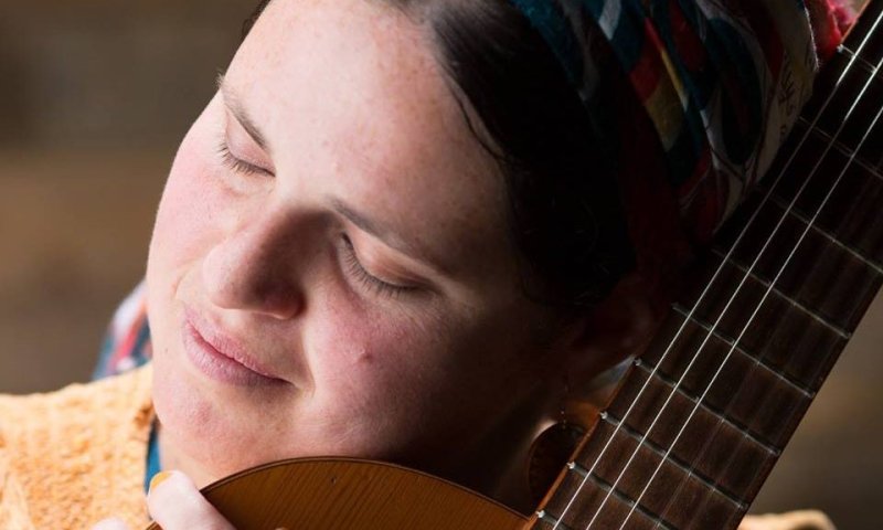 שרה מהלב: הסרוגה שבחרה ליצור מתוך האלימות