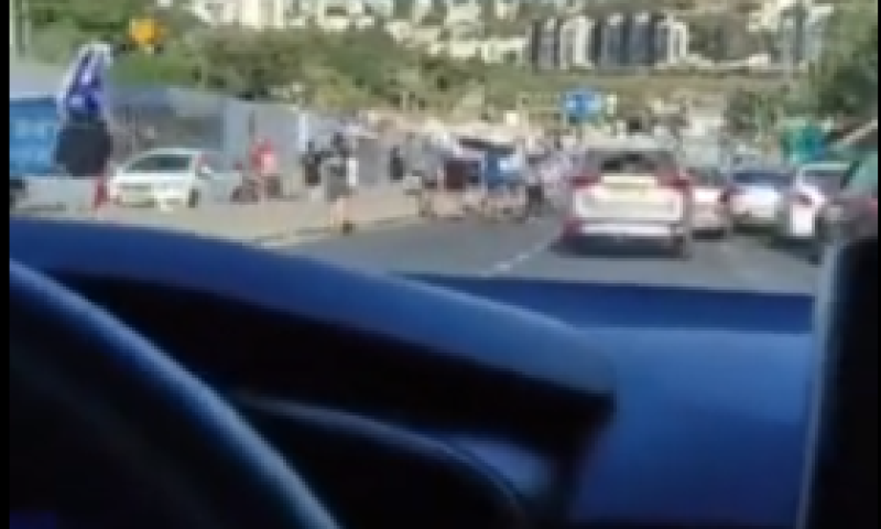 כתב אישום נגד המפגין שניפץ את שמשת המכונית