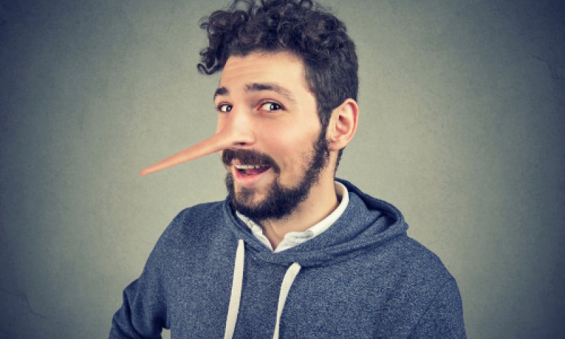 כיצד חיים במציאות שדורשת לפעמים לשקר?