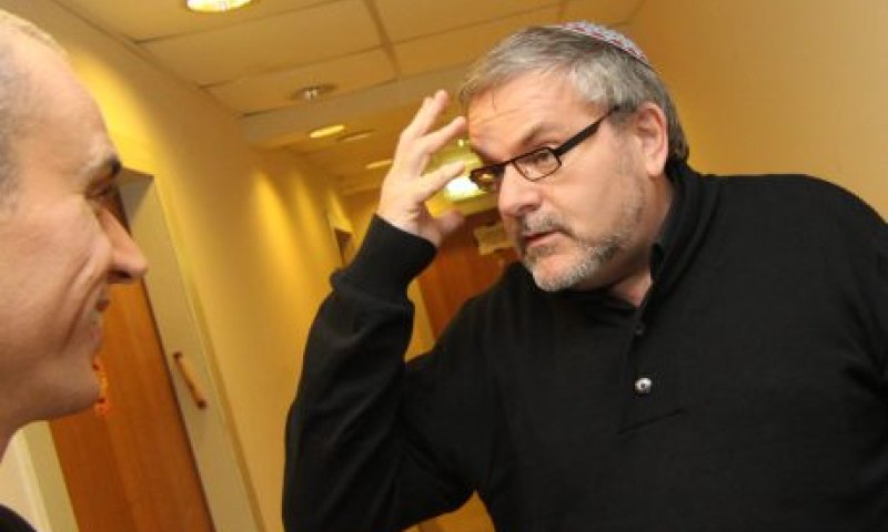 העיתונאי הסרוג הותיק בדרך לחיים הציבוריים