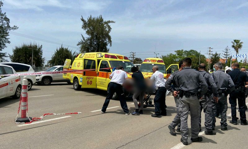 מאבטח נדקר בכניסה לבית החולים תל השומר