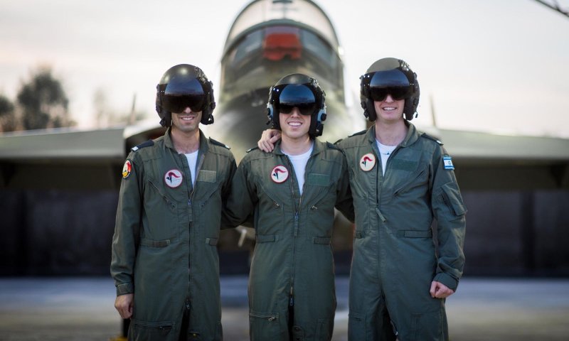 כבוד למגזר: שלושה בוגרי קורס טייס מישיבה אחת