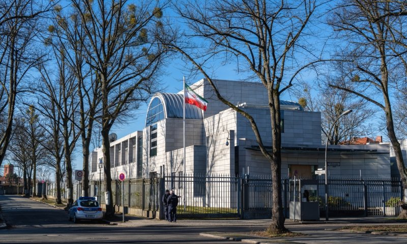 לפני שעזבו: דיפלומטים איראנים השמידו מסמכים