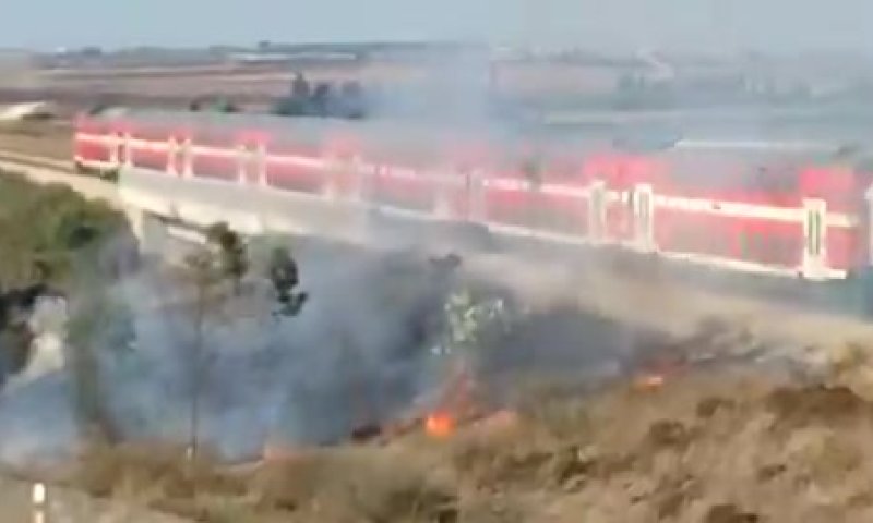 הרכבת עוברת מעל הפסים הבוערים מבלון נפץ. צפו