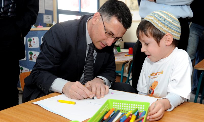 שר החינוך באלקנה: השקעה בחינוך מחזקת את החוסן הלאומי