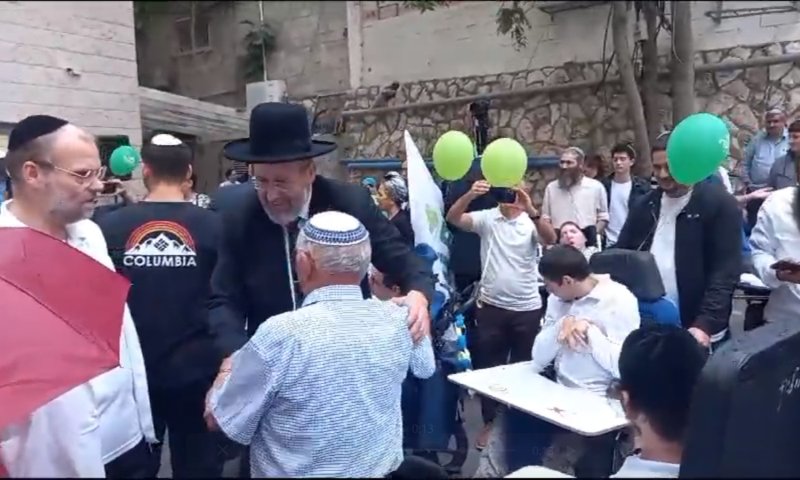 מרגש: הרב הראשי רקד עם החניכים עם המוגבלות. צפו