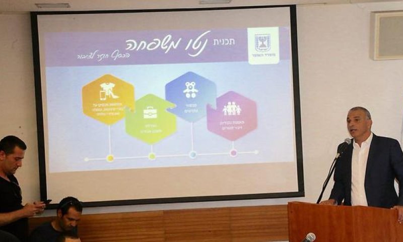 כחלון מחלק הטבות לאזרחים; נתניהו לא עודכן