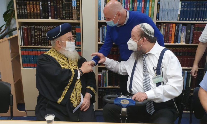 הרב עמאר הגיע למכירת חמץ בבית החולים הדסה