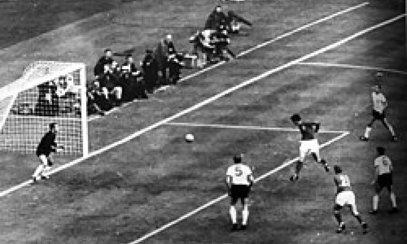 חצה את הקו? האיש שהביא את הגביע למולדת הכדורגל חוגג 84