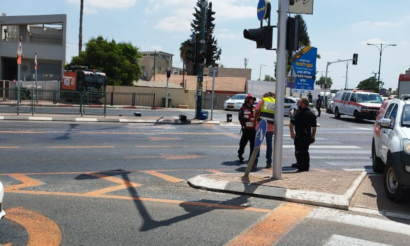 מיכלי חומצה דלפו בפ"ת: כביש 40 נסגר לתנועה