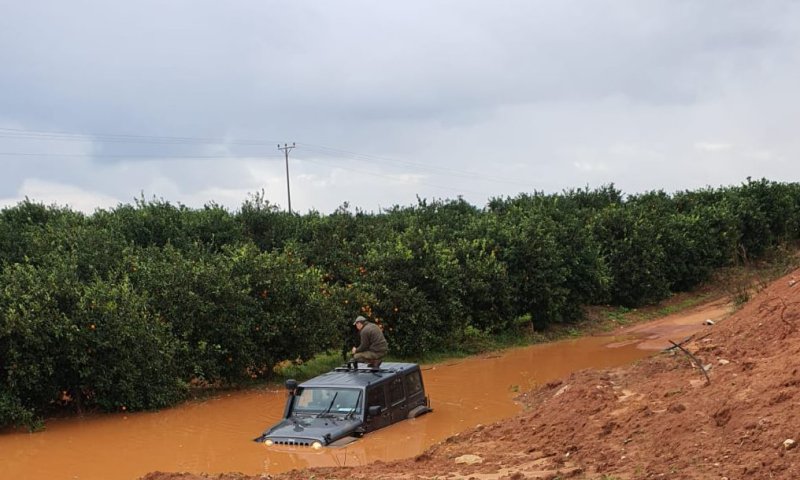 צפו: חילוץ חייל ששקע בשלולית עם ג'יפ צבאי