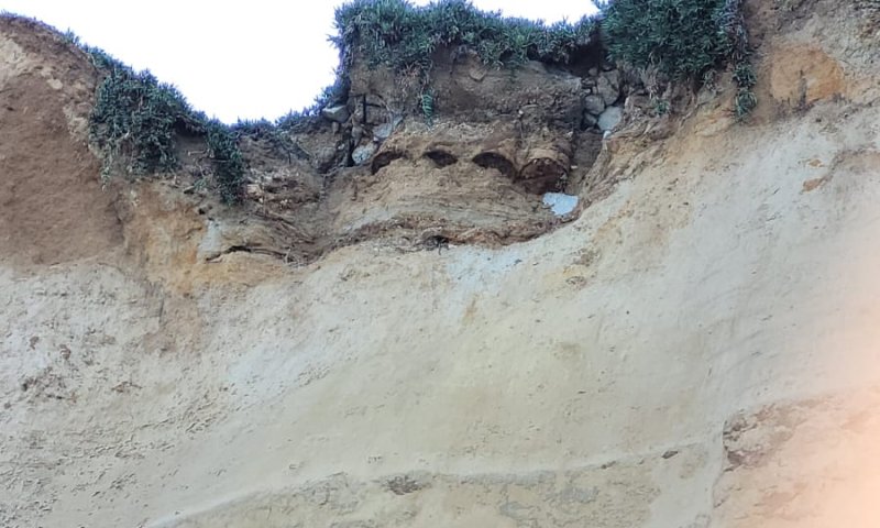 "הציבור מתבקש להתרחק": צוק קרס ליד החוף בהרצליה