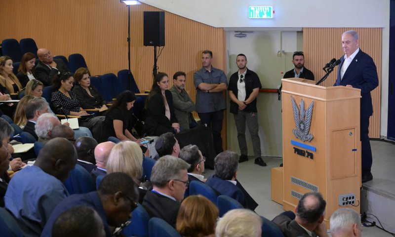 נתניהו לשגרירים הזרים: "קרב בין אנושיות לברברים"