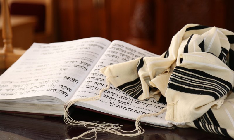 יד אחת החלה רושמת- שירה ויהדות| ביקורת ספרים