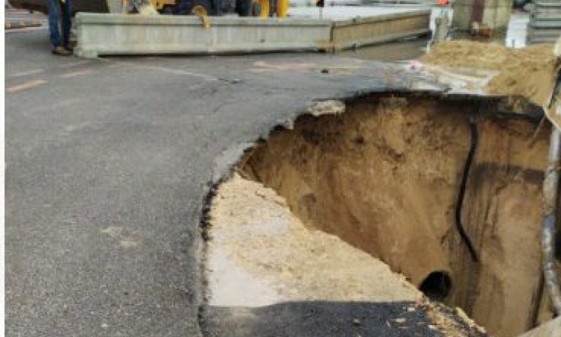 מלחיץ: בולען נפער באמצע כביש בקריית ים