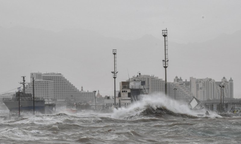 "להימנע מכניסה לחניונים" הערכות לסערת 'כרמל'