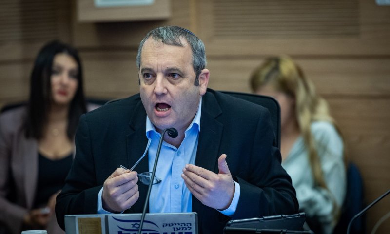 צרחות במליאת הכנסת: "עלובים, התכופפתם בפני גנרל מטורף"