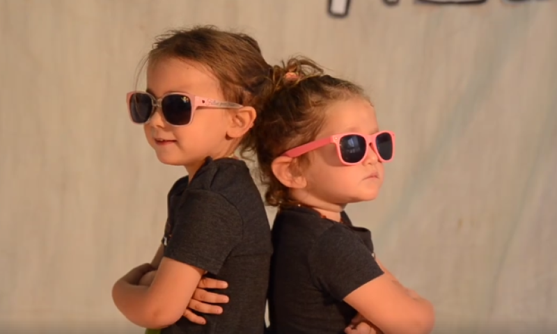 צפו: הדרך המשעשעת של המעון למצוא מטפלות