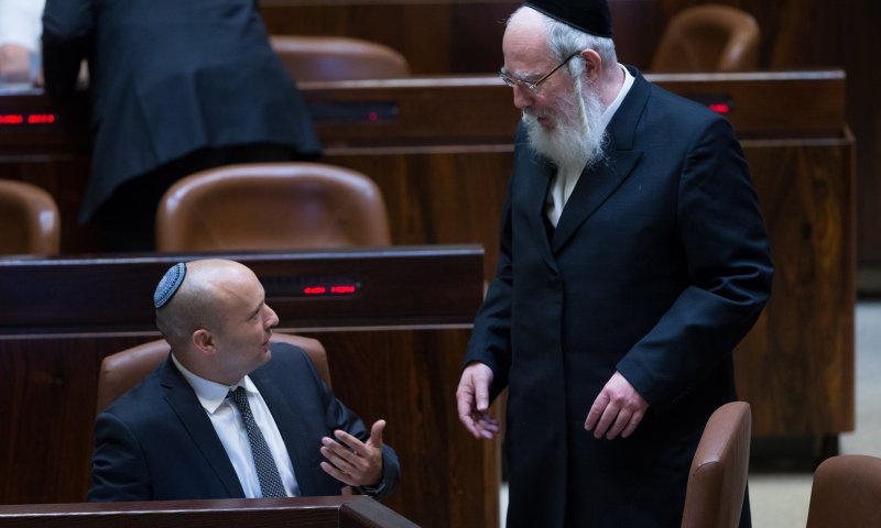 בנט הבטיח 'לא יהיה', ושוב נכנע לחרדים