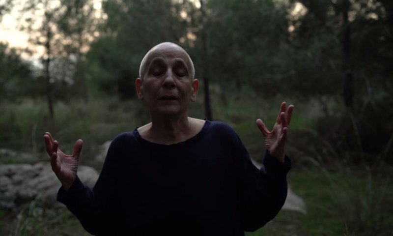 "לסלוח לעצמי": רבקה זוהר חוזרת בשיר חדש ומרגש