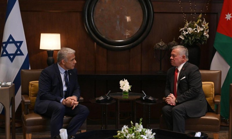 ביקור אחד, 2 מסרים: מה "נעלם" בהודעת לפיד?