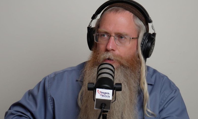 לפנות בוקר: הרב מנחם בן שחר נעצר בביתו בשומרון