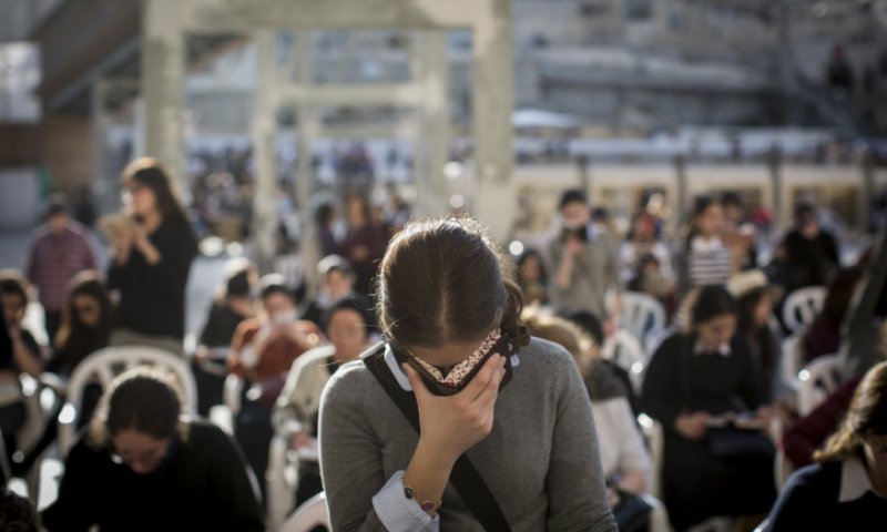 האם מותר לנשים להשתחוות בראש השנה וביום כיפור?