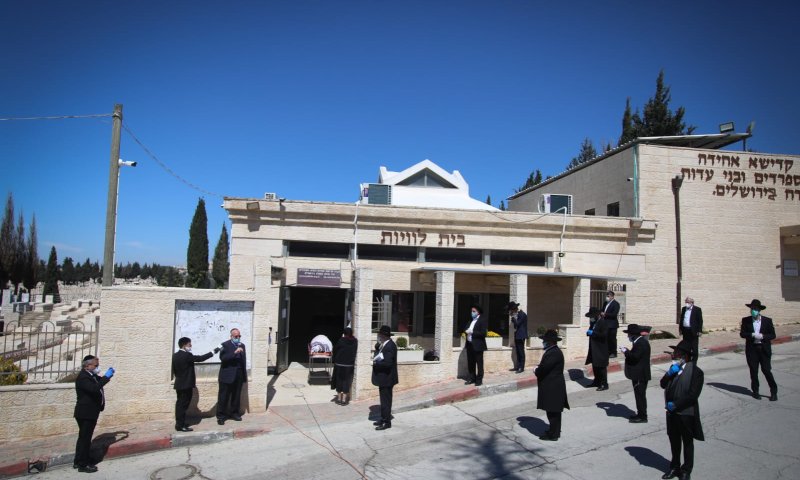 הרב יצחק יוסף הספיד דרך הטלפון ופרץ בבכי