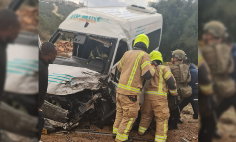 חילוץ דרמטי בשומרון: שני ילדים חולצו מרכב הסעות שהתהפך לתעלה