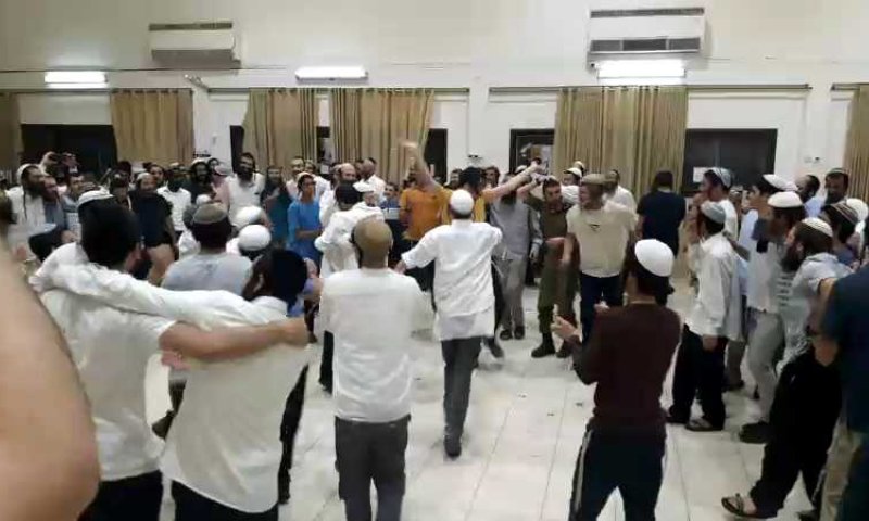 צפו: אחרי הזיכוי של הרב טל חגיגות בישיבת תורת החיים