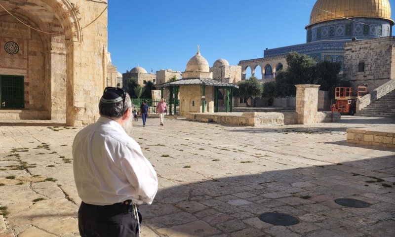 "להודות לשוכן בבית הזה": שלמה נאמן עלה להר הבית
