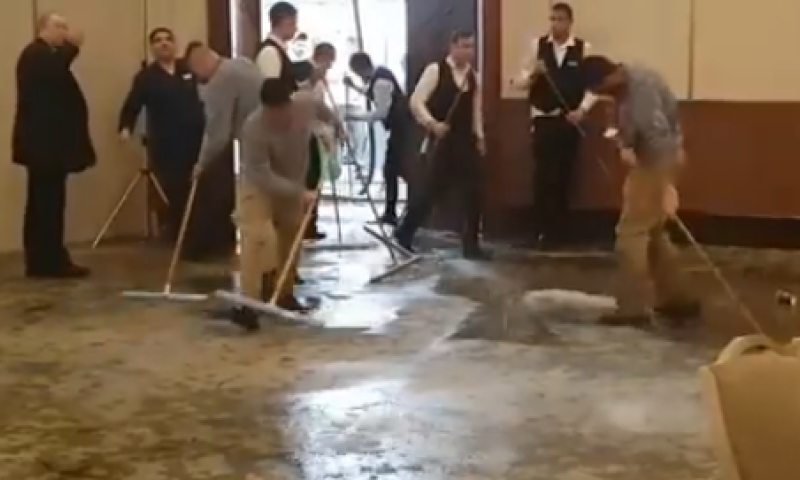 צפו: הסיוט של כל חתן וכלה: זרנוקי המים הופעלו בחופה