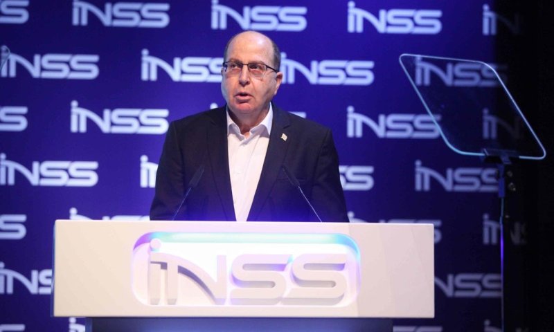 יעלון תוקף את בנט: מקושש לייקים בפייסבוק