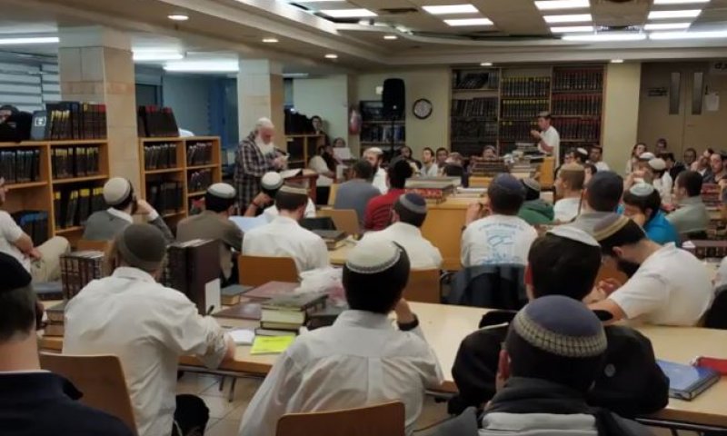 צפו: השיעור הראשון אי פעם של הרב משה הררי