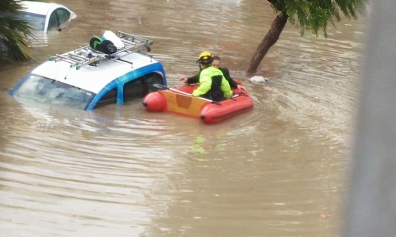 אשקלון הפכה לונציה; נהגים חולצו בסירות