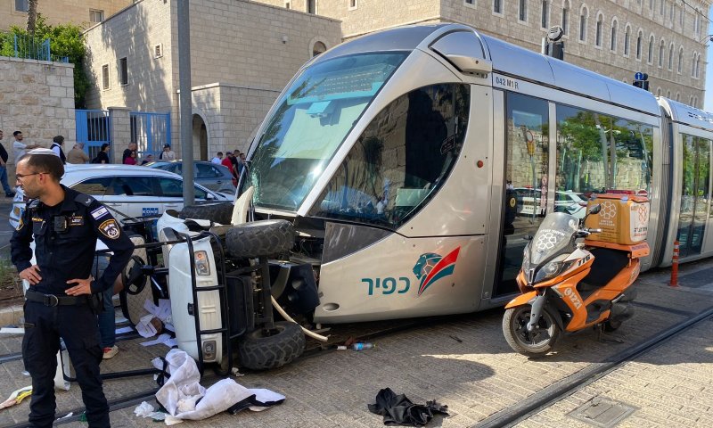 תאונה חריגה: גבר נפגע מהרכבת הקלה, מצבו קשה