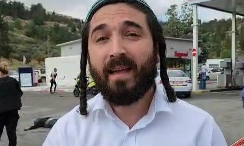 על סף בכי: צבי סוכות מדווח מזירת הפיגוע הקשה. צפו