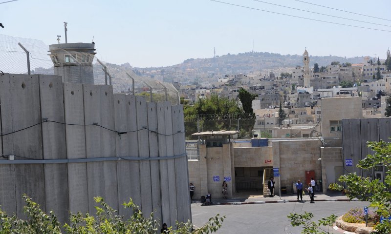 פסק: בקבר רחל יש לנהוג פורים כמו בירושלים