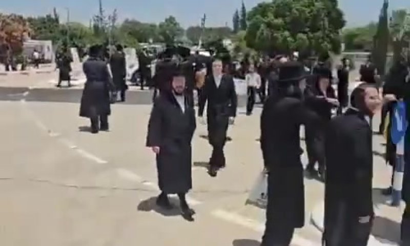 הבלאגן חוגג: עימותים בין מתפללים לשוטרים במירון