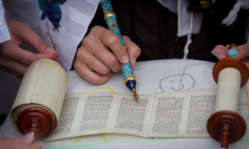 פסק חדש: אסור לתקן את הקורא בתורה שמא יפגע