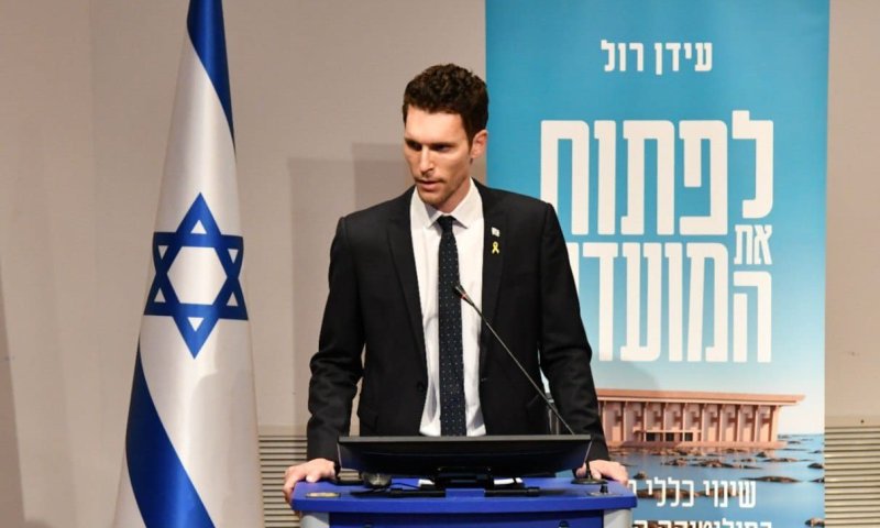 אחרי סערת הפרישה: עידן רול מגיע ל"ארץ נהדרת" | צפו