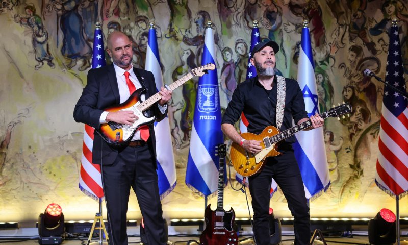צפו: יו"ר הכנסת בסולו גיטרה ל"הוטל קליפורניה"