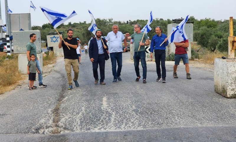 צפו: בנימין הורגן וצבי סוכות איישו את המחסום בחרמש