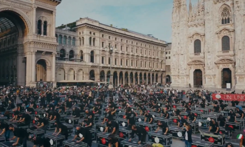 לא כמו בבלפור: כך מפגינים באיטליה בקורונה. צפו