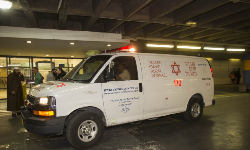 גבר כבן 40 נמצא מחוסר הכרה ברכב סגור; מצבו קשה