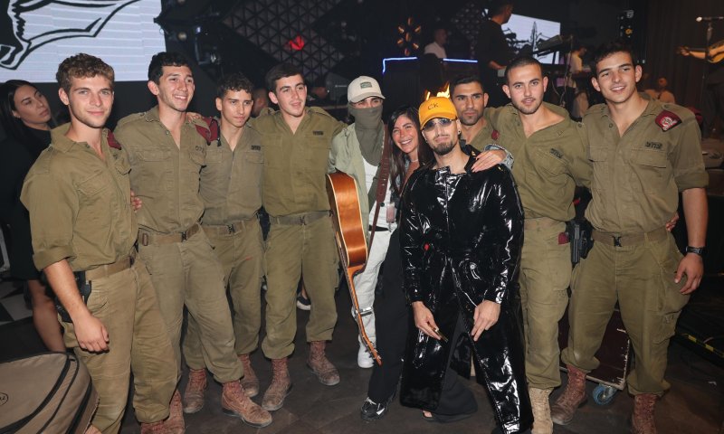 במטרה לשמח את החיילים: הידוענים הגיעו להרים בסוכה | צפו