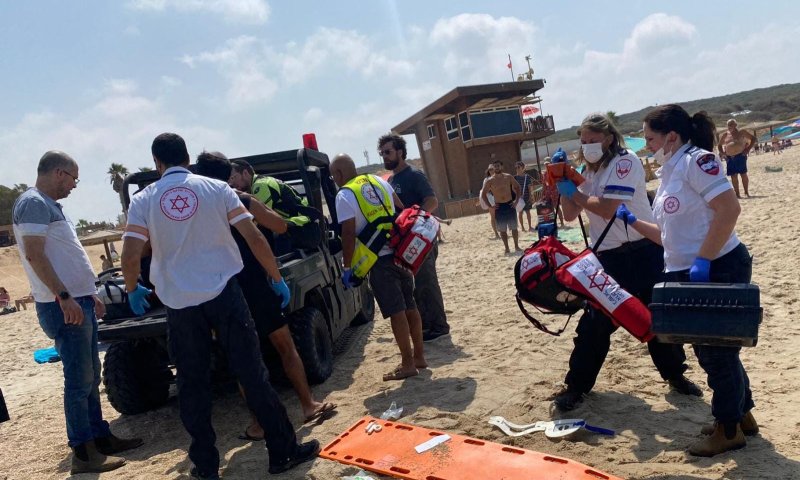 בן 50 נמשה מהמים בחוף פלמחים &ndash; מצבו אנוש